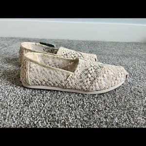 White lace flats